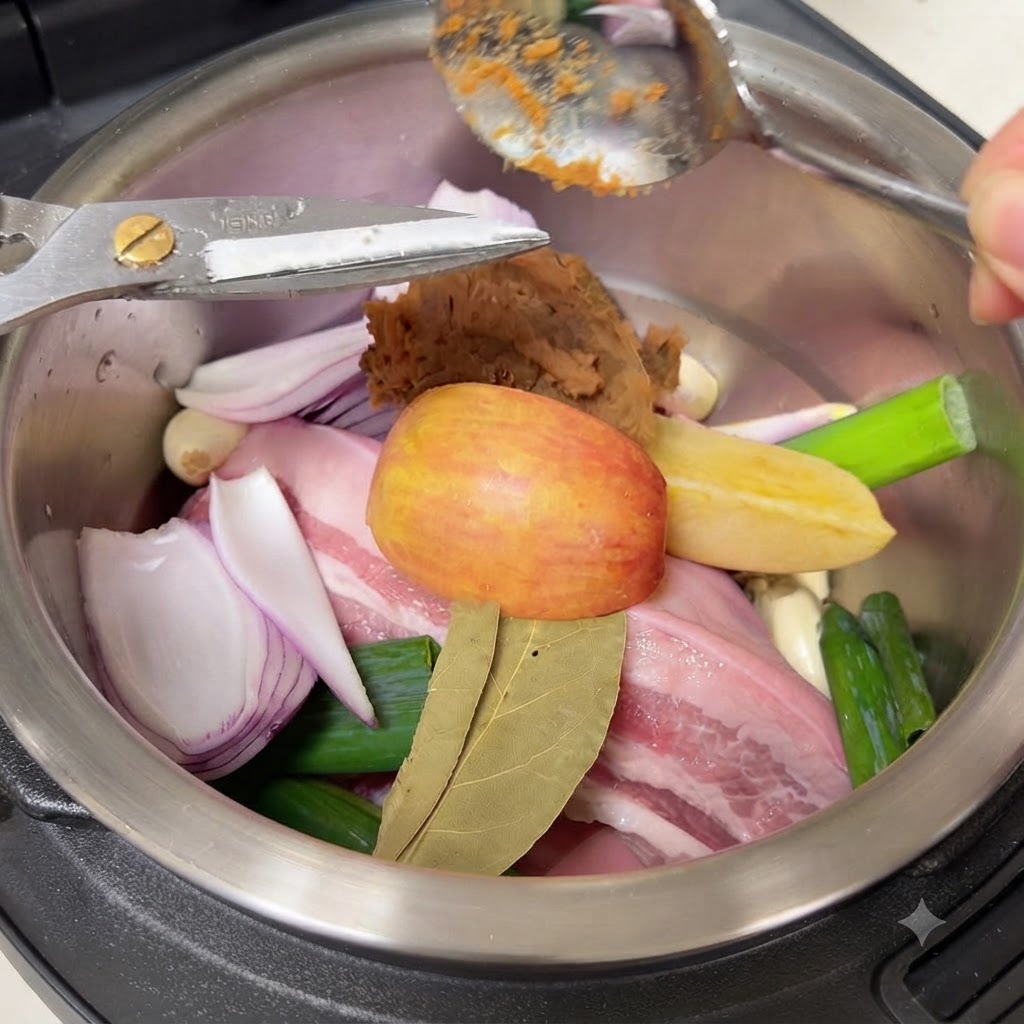Ein Löffel brauner koreanischer Sojabohnenpaste wird zu den Zutaten im Kochtopf gegeben.