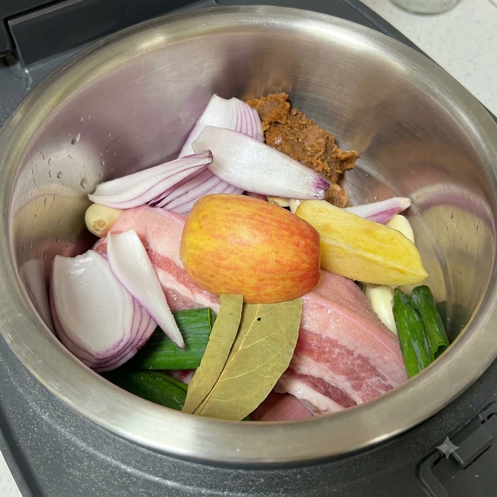 Salz wird über den rohen Schweinebauch, die Aromaten und die Sojabohnenpaste im Kochtopf gemahlen.
