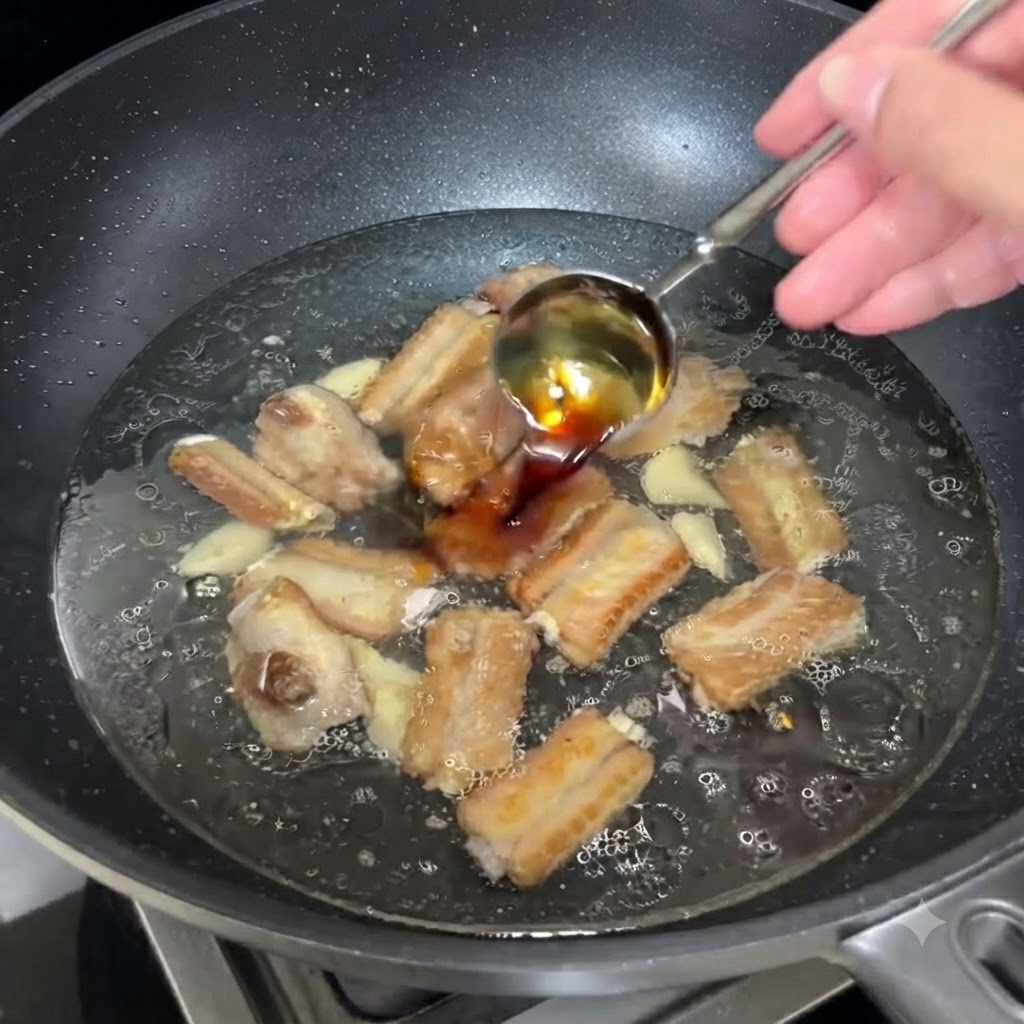 Ein Löffel helle Sojasauce wird in die köchelnde Brühe mit Rippchen gegossen.