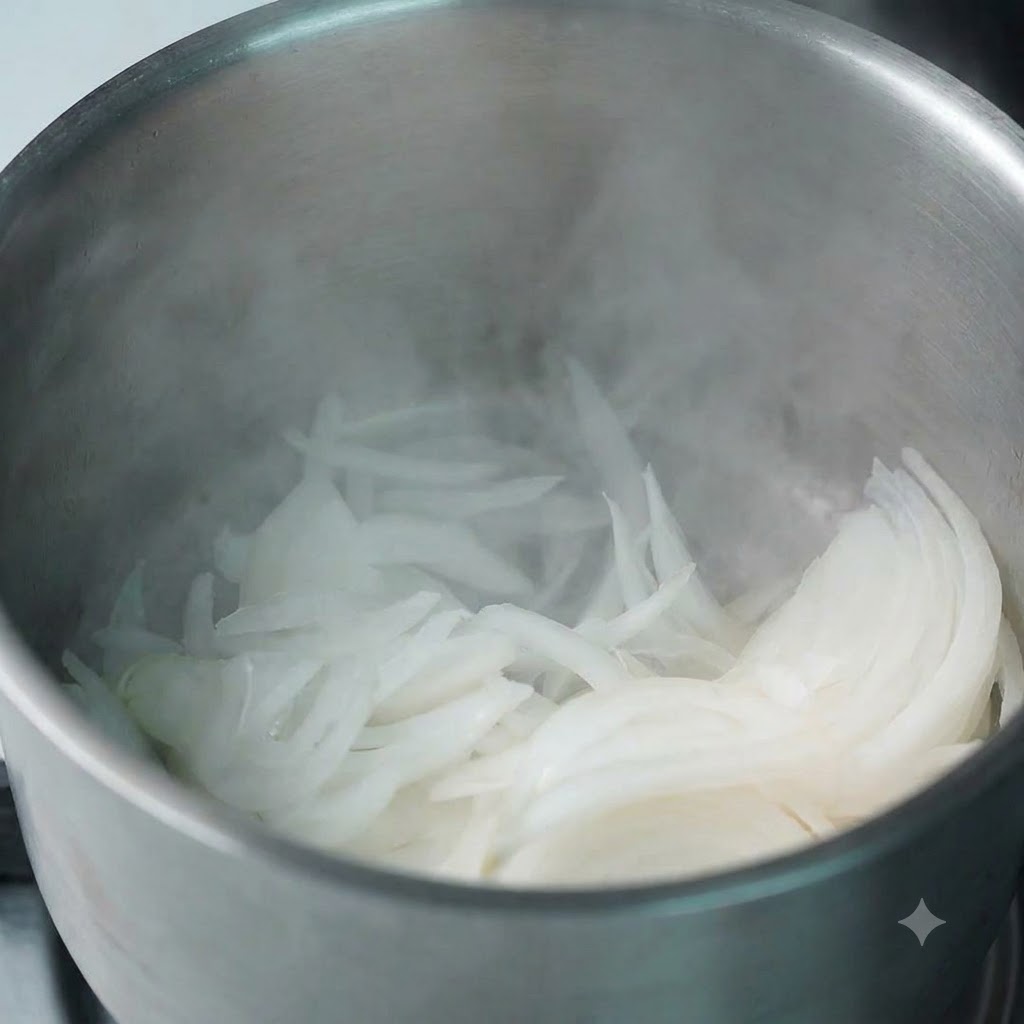 Frisch geschnittene Zwiebeln werden in einen warmen Topf mit aufsteigendem Dampf gegeben.