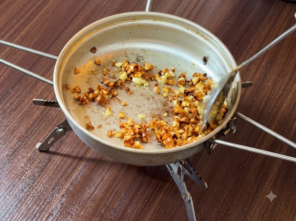 Gehackter Knoblauch wird in einer Bratpfanne in Butter geschwenkt und gebräunt.