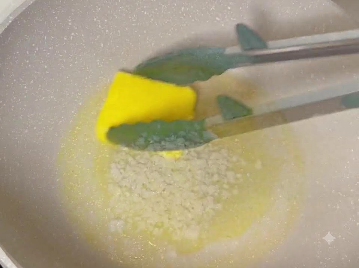 Gehackter Knoblauch, Sojasauce, Austernsauce und Honig werden in die geschmolzene Butter in einer Pfanne gerührt.